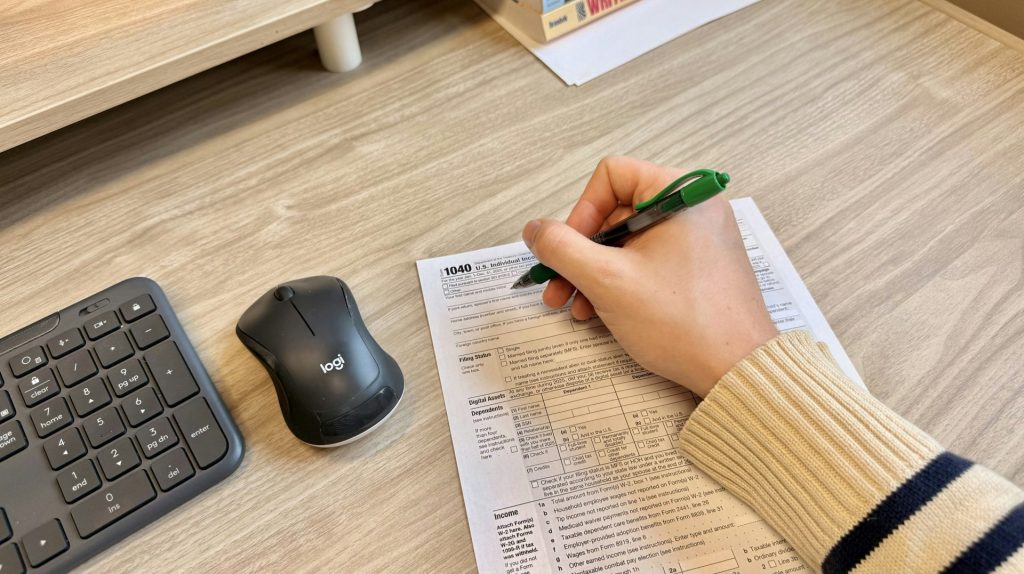 Handschriftliche Notizen auf einem Dokument neben Tastatur und Maus.